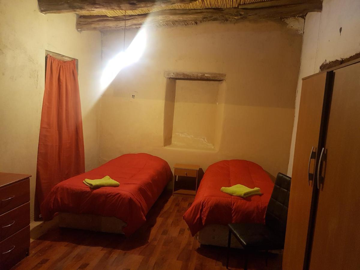 Quarto com 2 Camas de Solteiro e Banheiro Privativo